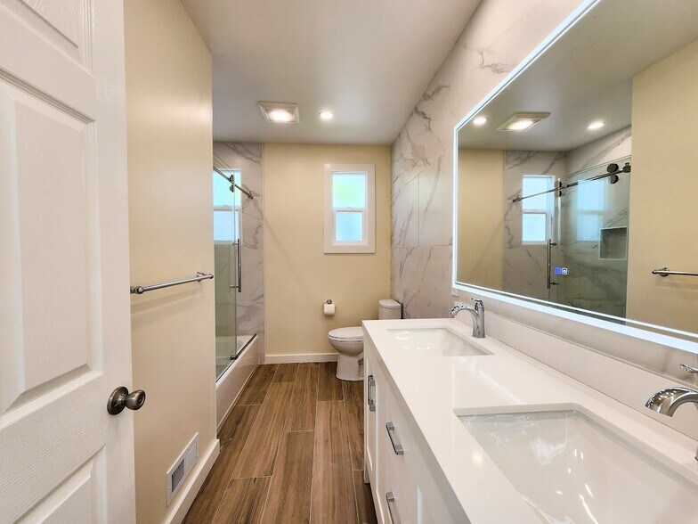 Hallway Bath - 3050 25th Ave