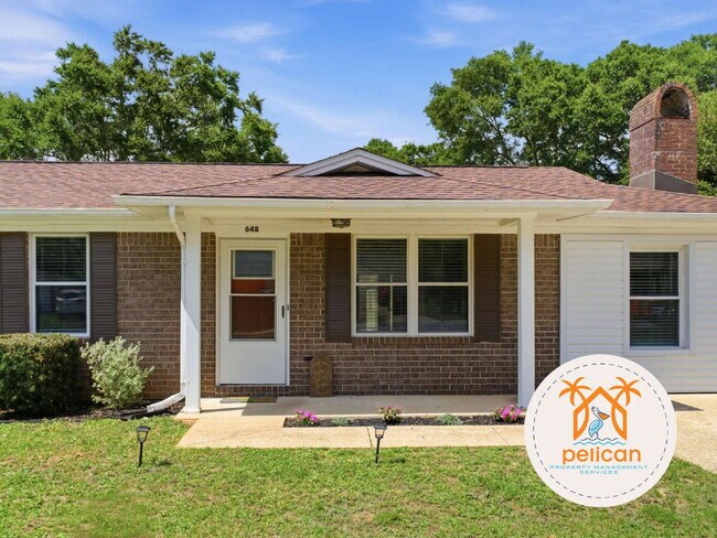 Building Photo - "Charming 3-Bedroom Retreat on Deedra Avenue - Spacious Living at 1325 Sq Ft in Pensacola!"