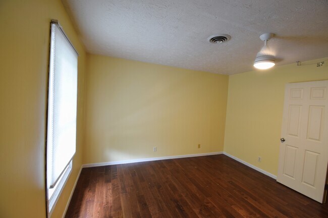 Building Photo - 1136 Anthrop Dr