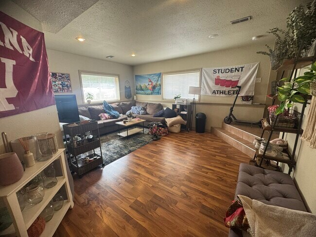 Building Photo - 201 E 19th St