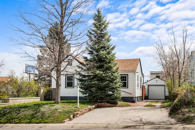 Building Photo - Updated 3-Bedroom, 2-Bath Home in the Hear...