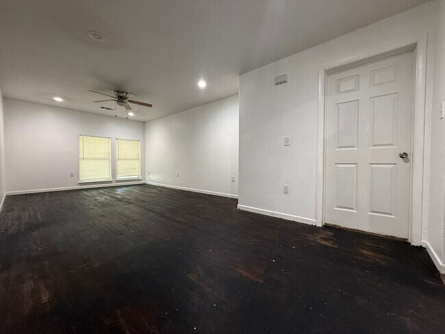 Building Photo - 908-910 Wells St