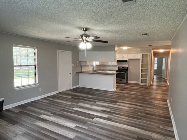 Building Photo - 16 Eastwood Dr