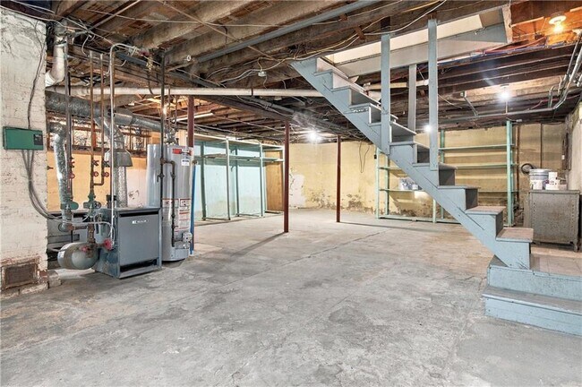 Building Photo - 230 School St