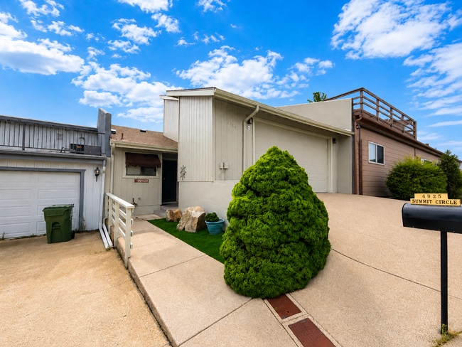 Building Photo - 4925 Summit Cir