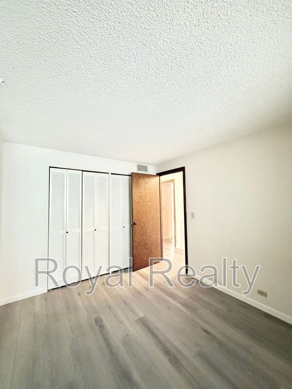 Building Photo - 555 Hahaione St