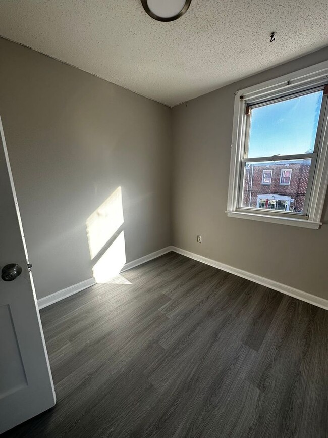Building Photo - 3 Bedroom and 1 bathroom House