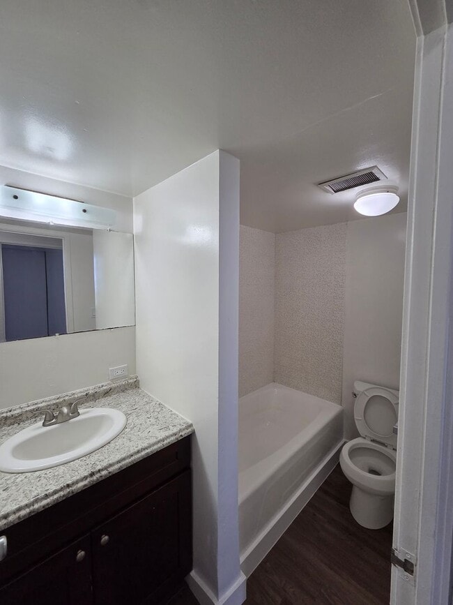 Building Photo - 2 bed, 2 bath, 1 parking Available for Rent in Salt Lake