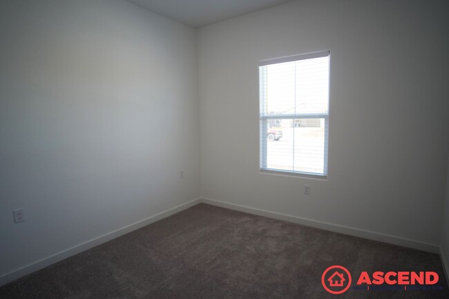 Building Photo - Stunning 3 Bedroom Home Near Liberty Highs...