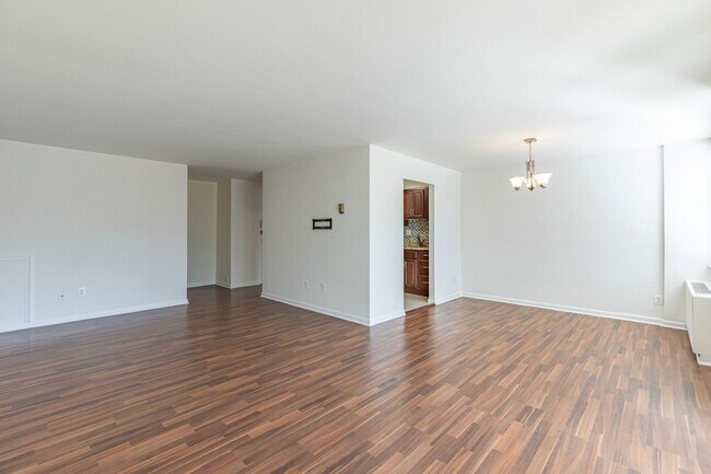 Building Photo - Charming garden-level 2-bedroom, 1-bath home