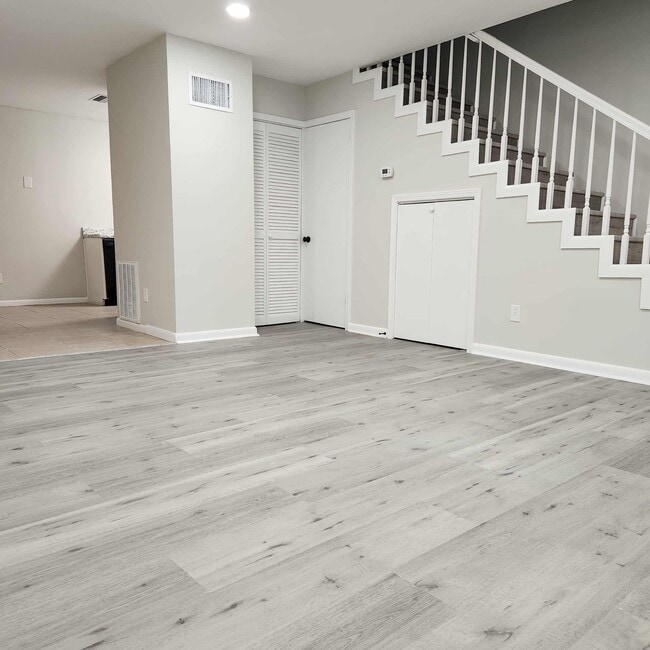 Building Photo - 1406 Hays St