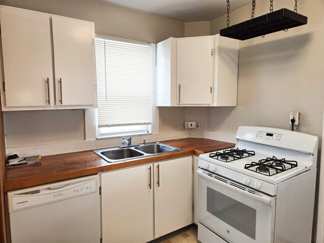 Building Photo - 3150 Phillips Ave