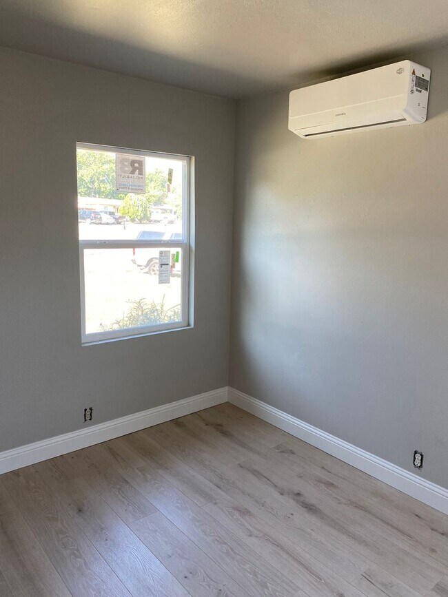 Building Photo - 807 Raleigh Cir