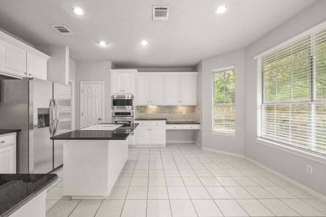 Building Photo - Spacious 3 Bed, 2.5 Bath in Prime Lakeway Location