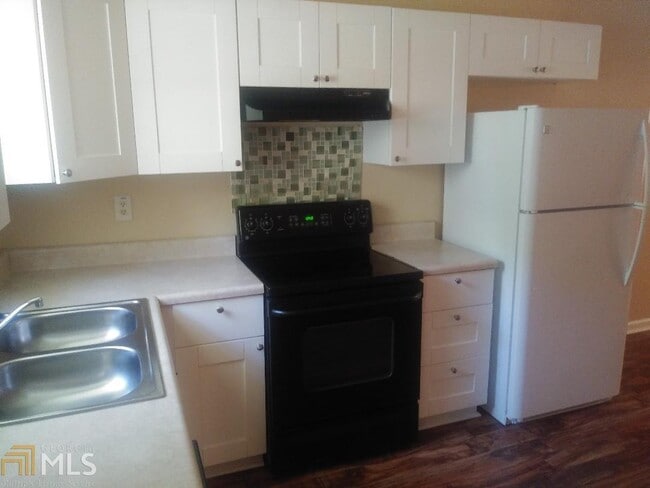 Building Photo - 82 Paris Cir