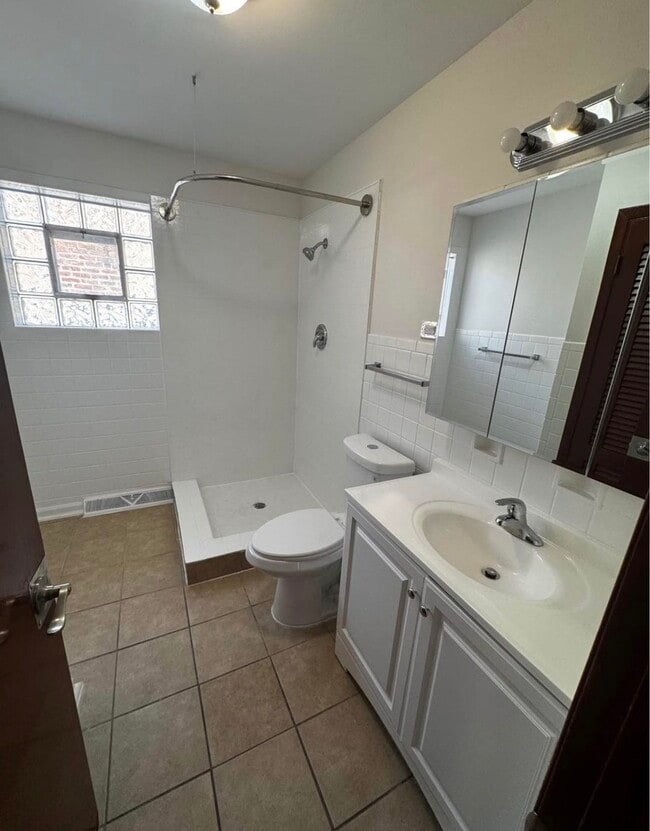 Building Photo - 725 Brummel St