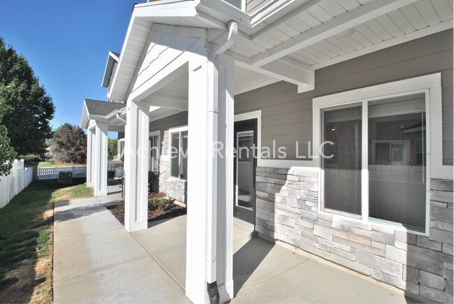 Building Photo - 897 Robert Ave