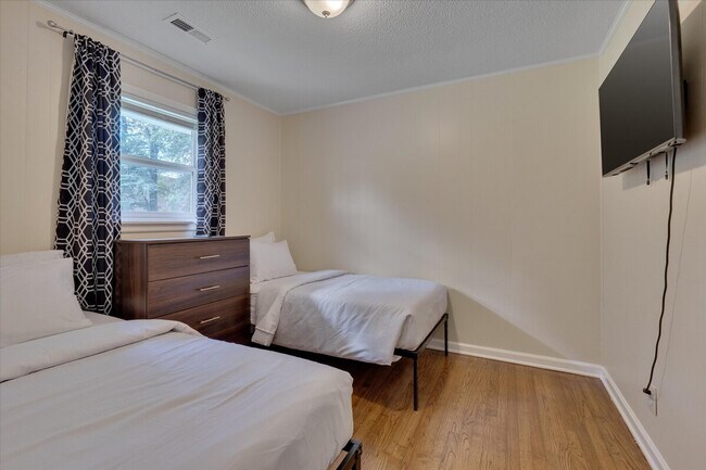 Building Photo - 210 Parthenia Dr