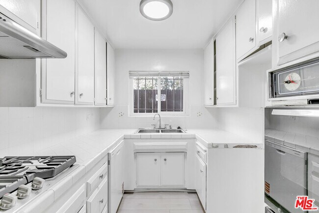 Building Photo - 2332 S Beverly Glen Blvd
