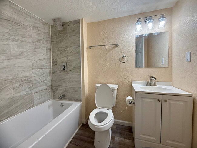 Building Photo - Updated 4 bedroom 2 bath home!