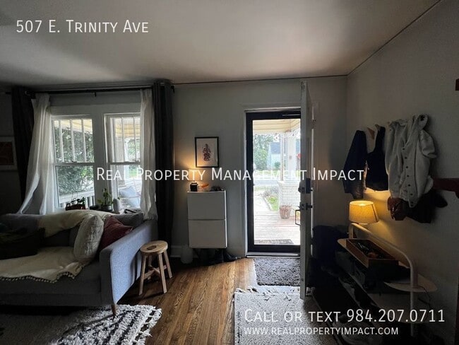 Building Photo - MOVE IN SPECIAL:  $200 OFF RENT Renovated,...