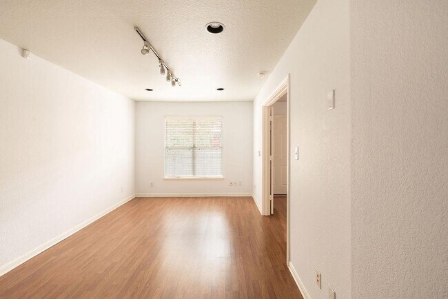 Building Photo - 7685 Northcross Dr