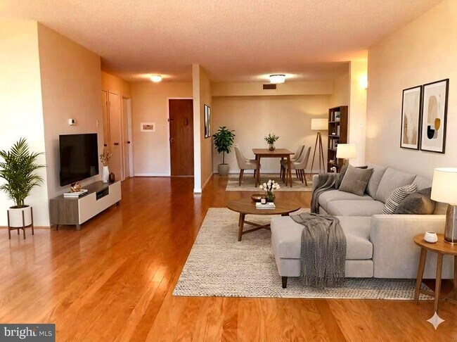 Building Photo - 1101 S Arlington Ridge Rd