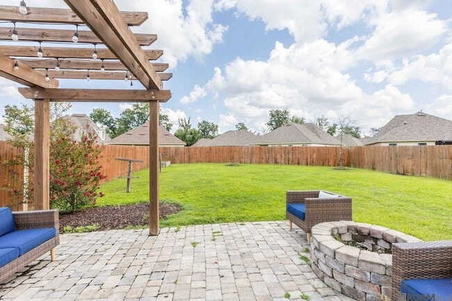 Building Photo - 6211 Lake Edge Dr