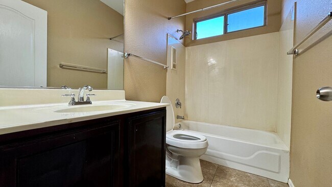 Building Photo - Beautiful 3 Bedroom, 2 Bathroom Home in Ch...