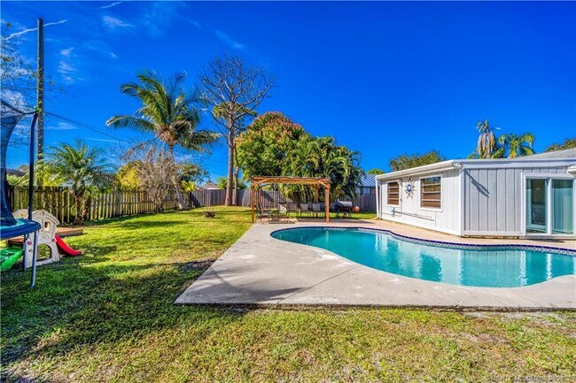 Building Photo - 656 SE Ron Rico Terrace