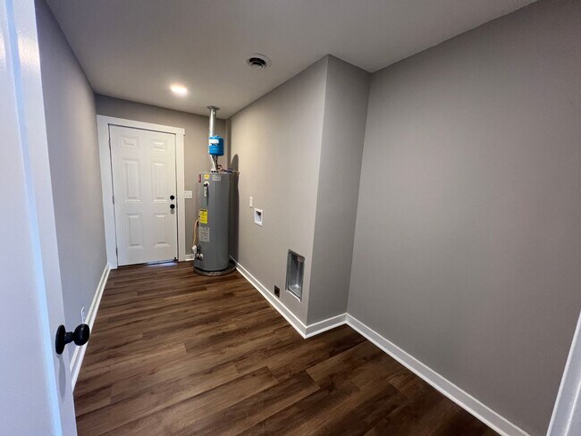 Building Photo - Remodeled Single Level 3 Bed, 2 Bath Home w/ 1 Car Garage