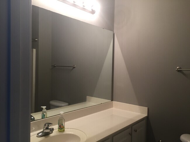 Building Photo - 2065 Silvercrest Dr