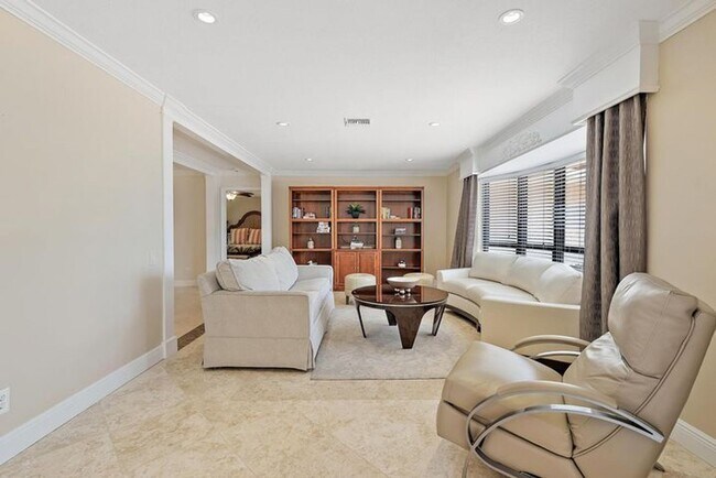 Building Photo - 16 Thurston Dr