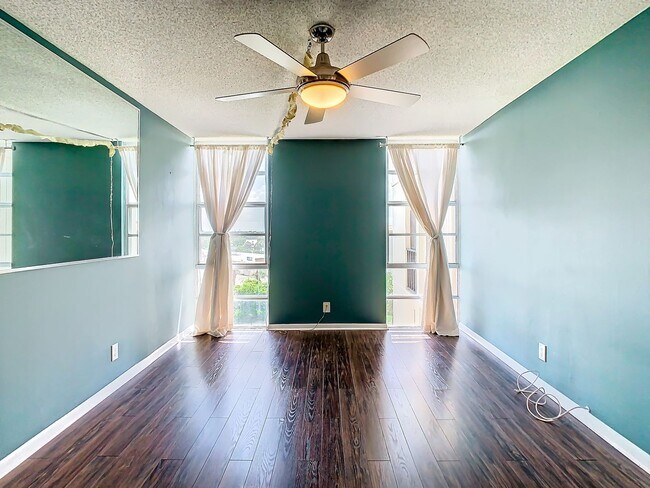 Building Photo - 7400 Sun Island Dr S