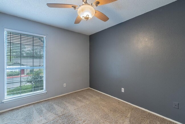 Building Photo - 1015 E Yager Ln