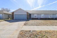 Building Photo - E 31st Ct Duplex