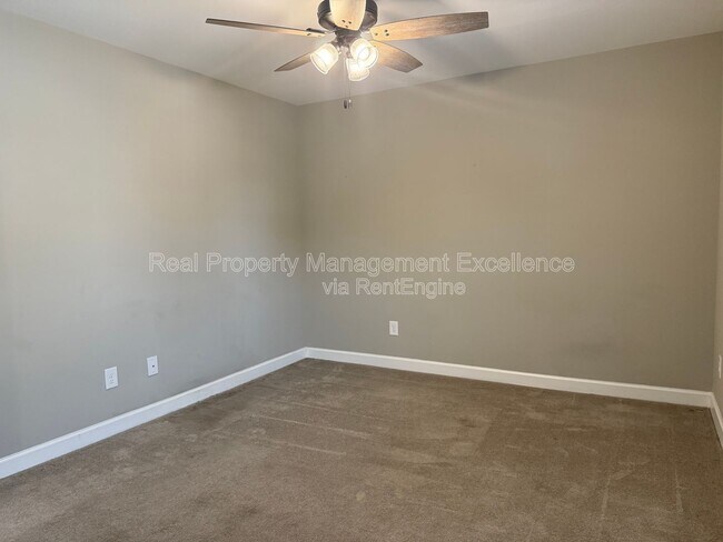 Building Photo - 432 Fallingbrook Dr