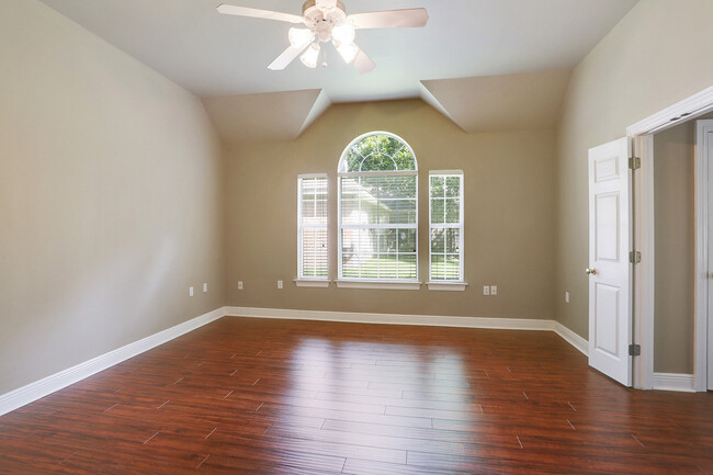 Building Photo - Empty Mandeville Home Seeking Family for O...