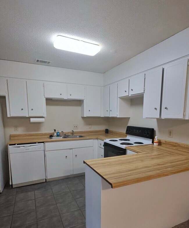 Building Photo - 130 Pointe S Dr