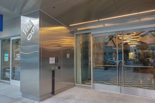 Building Photo - Luxurious Jewel high-rise condo unit; FULL...