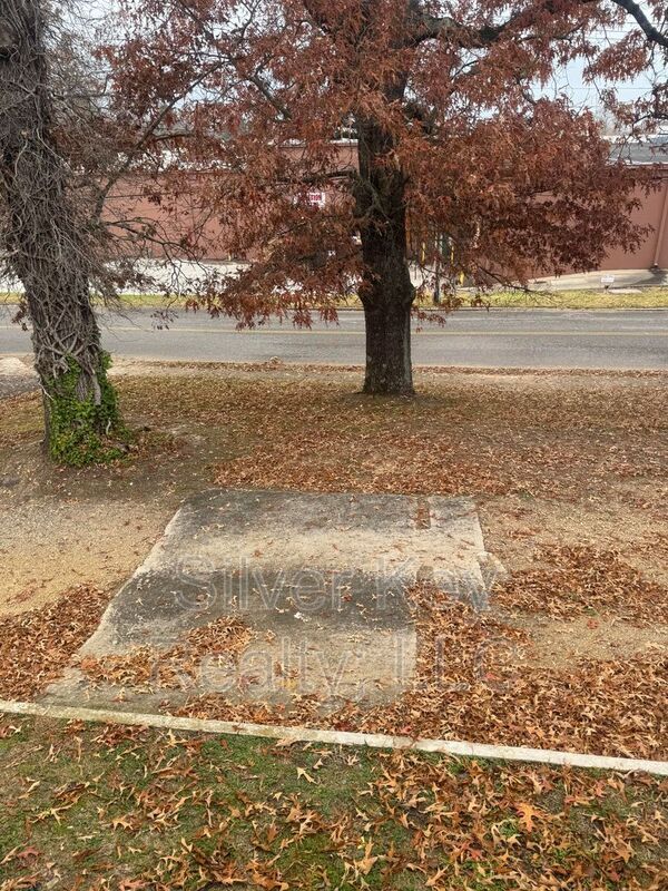 Building Photo - 703 Old Riceville Rd