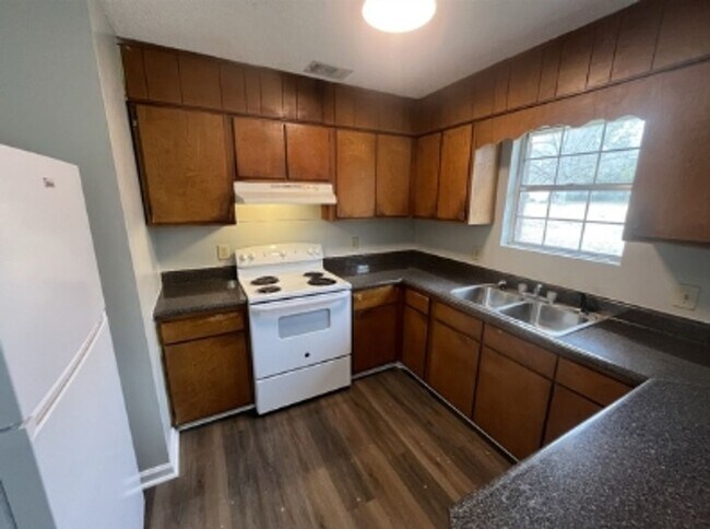 Building Photo - 3 Bed/1 Bath Home