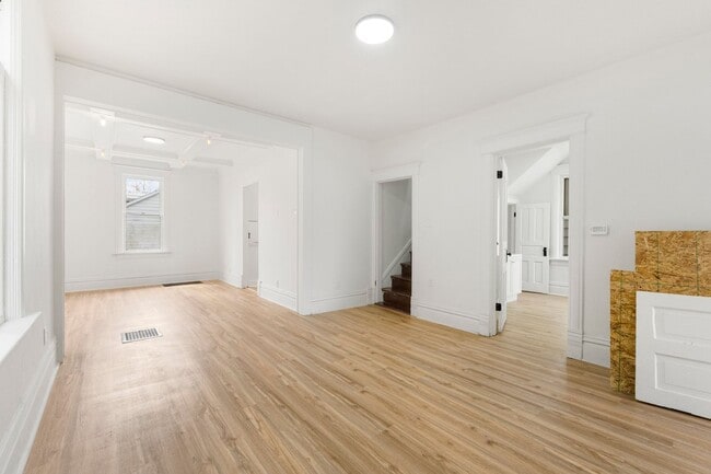 Building Photo - New Listing! 3 Bedroom House!
