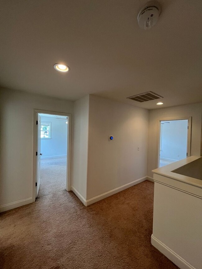 Building Photo - Stunning 3 Bed 3 Bath Home