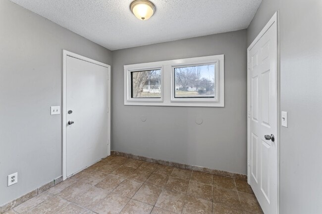 Building Photo - COMING SOON!! Charming 2-Bedroom Haven in Kansas City Northland!