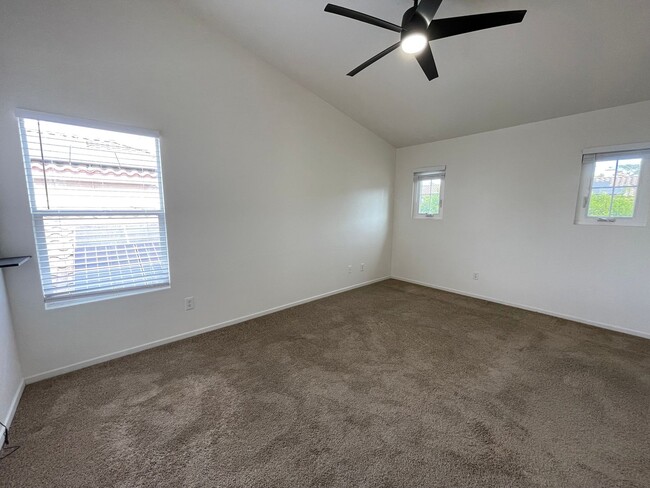 Building Photo - Spacious 4 Bedroom in Oceanside!