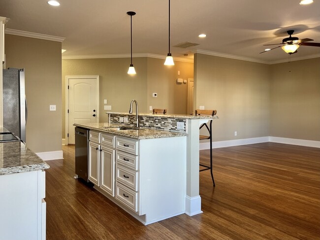 Building Photo - 2000 Croyden Cir