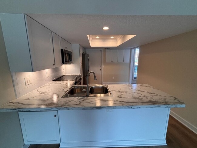 Building Photo - 2 Bed 2 Bath Luxury Waterfront Townhome with Screened Lanai & Garage!