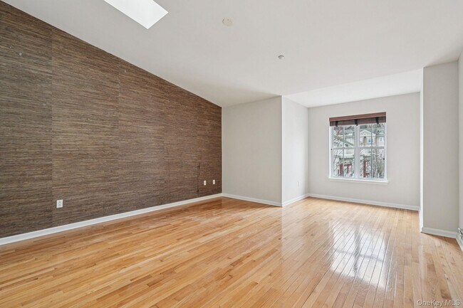 Building Photo - 10 Bridge Ln