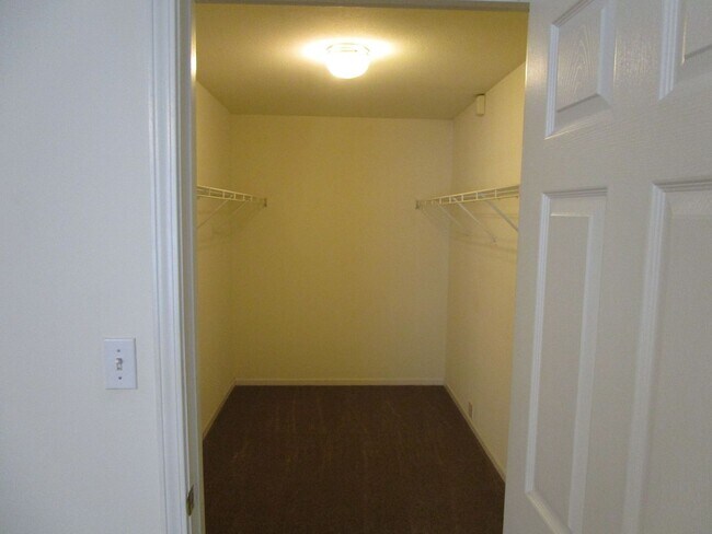 Building Photo - 1704-1706-1706 Louise Cir